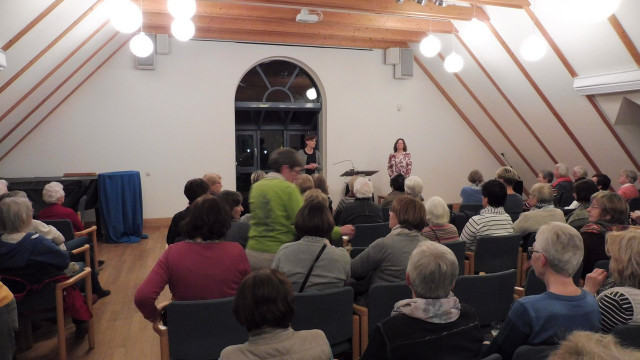 Heike Michels begrüßt Frau Lange