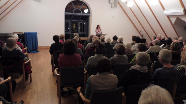 der Saal ist gut gefüllt